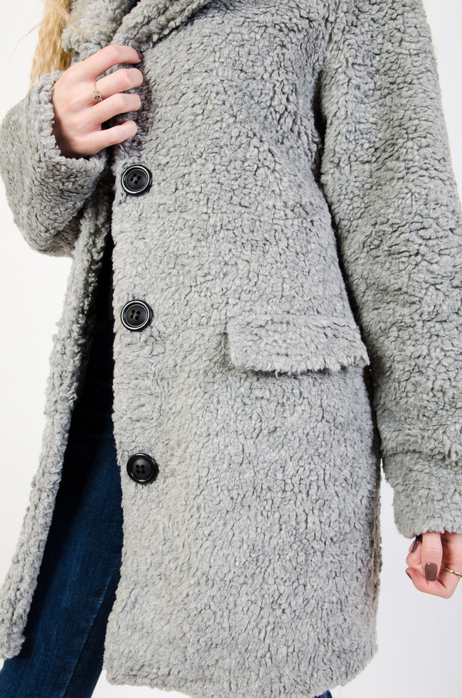 Szary pluszowy płaszcz zapinany na guziki