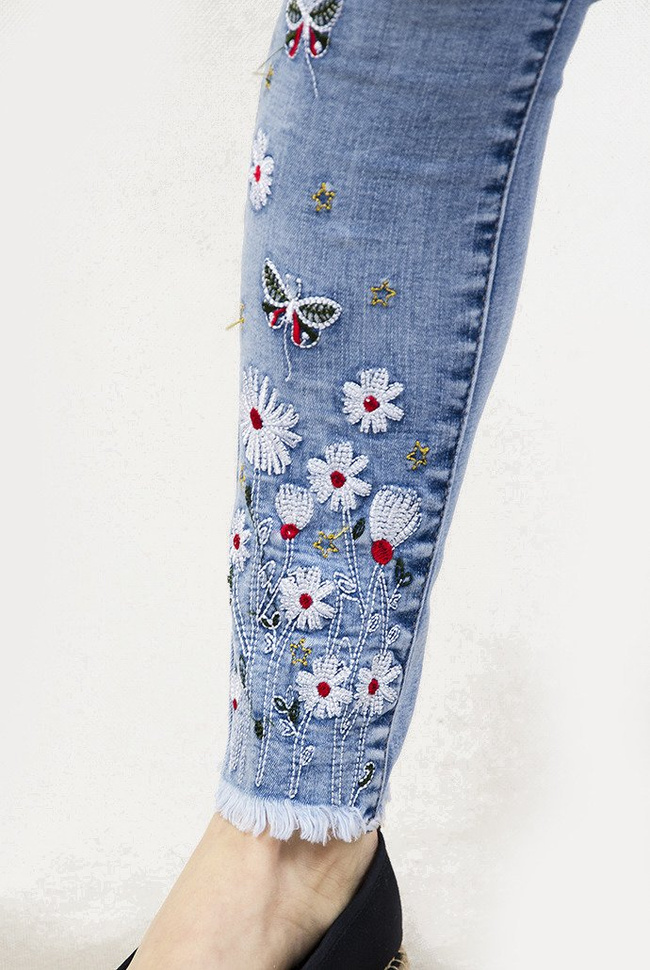 Jasne spodnie jeansowe z kolorowymi kwiatami