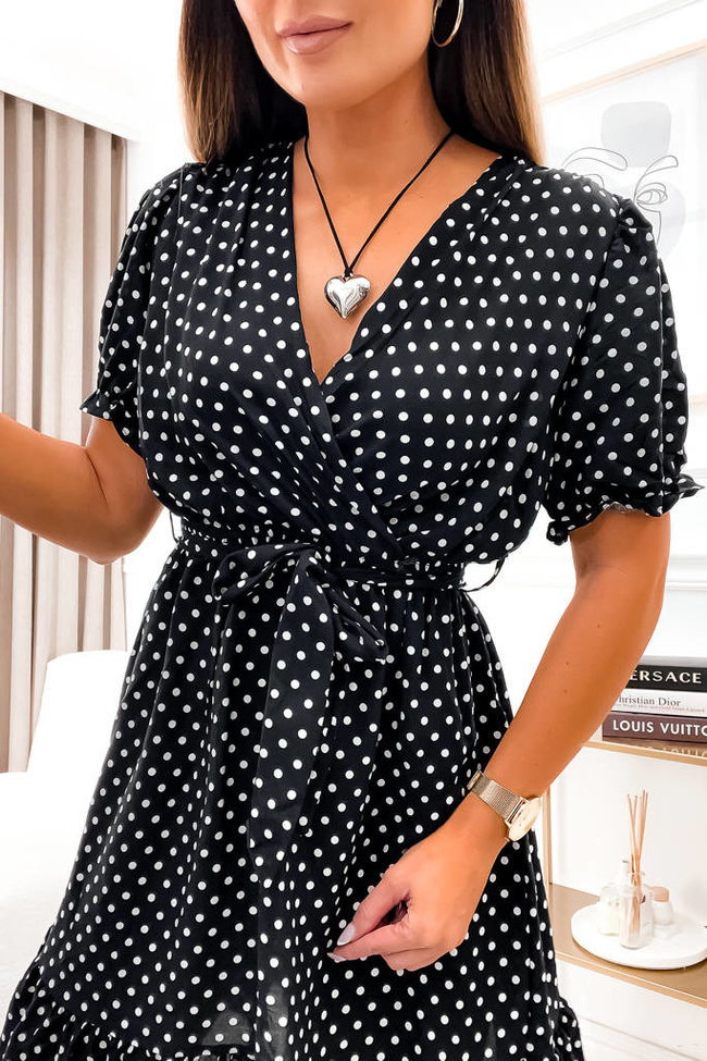 SUKIENKA MINI W KROPKI Z KOPERTOWYM DEKOLTEM- CZARNA