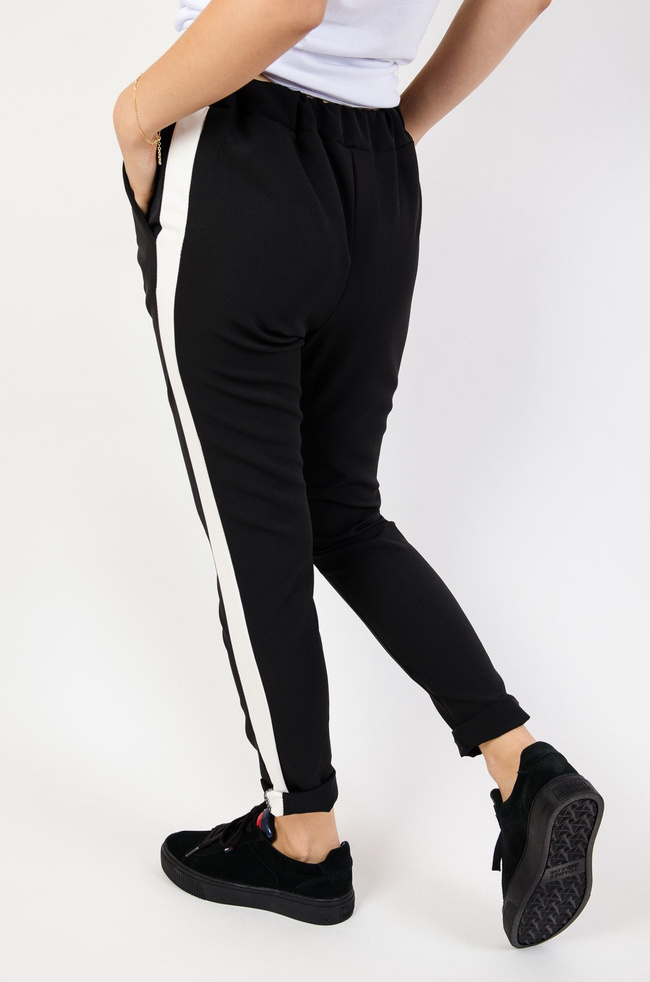 Czarne spodnie z białymi lampasami oraz gumką w pasie