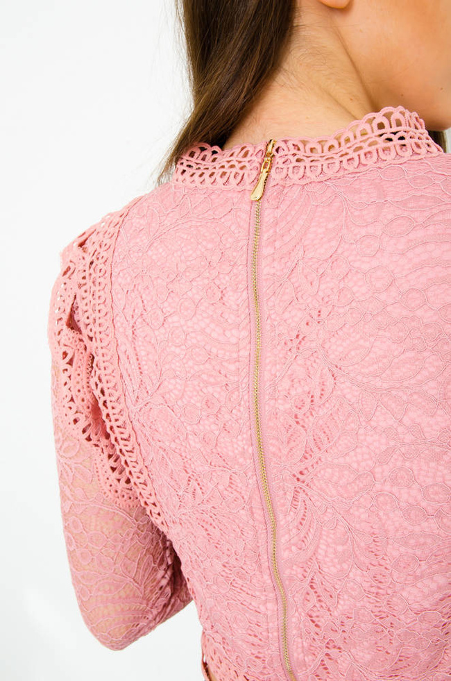 Różowa koronkowa bluzka z zamkiem na plecach