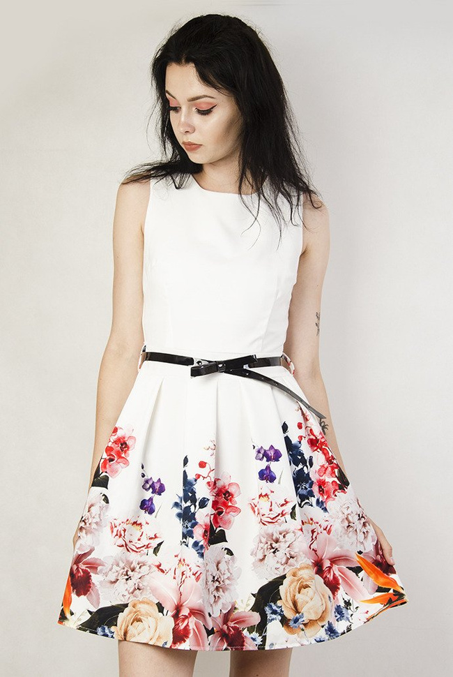 Biała sukienka w kwiaty.