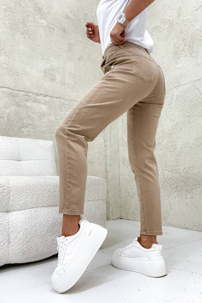 SPODNIE MOM FIT Z OZDOBNYMI GUZIKAMI NA KIESZENIACH -BEŻOWE