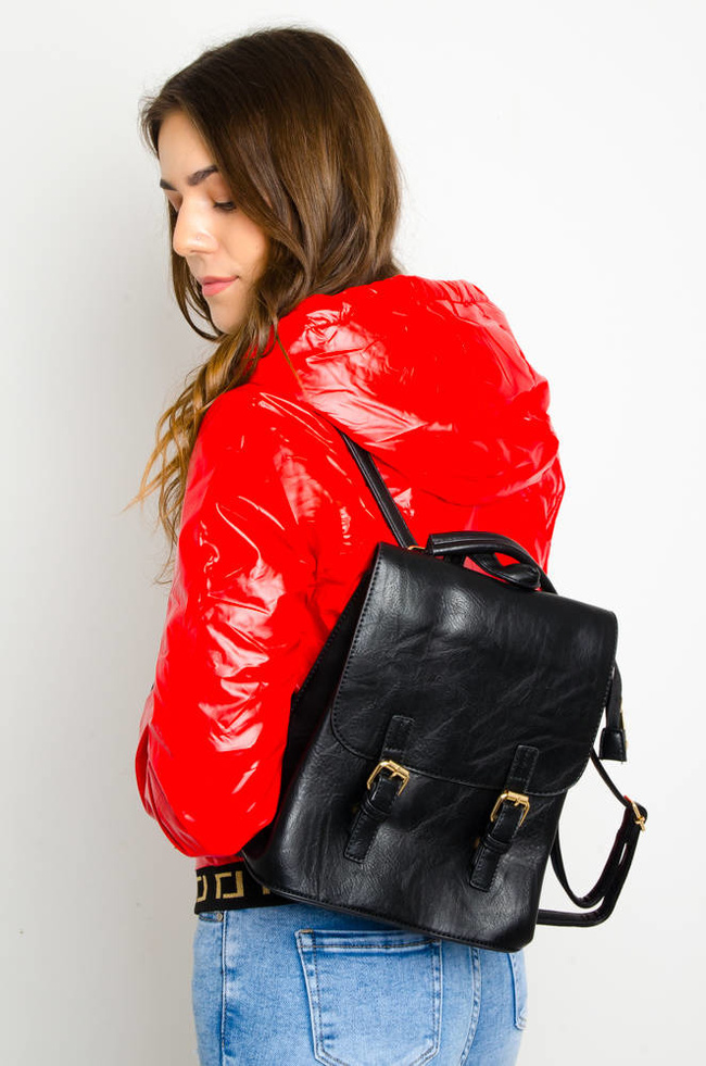 CZARNY PLECAK Z IMITACJI SKÓRY Z OZDOBNYM ZAPIĘCIEM