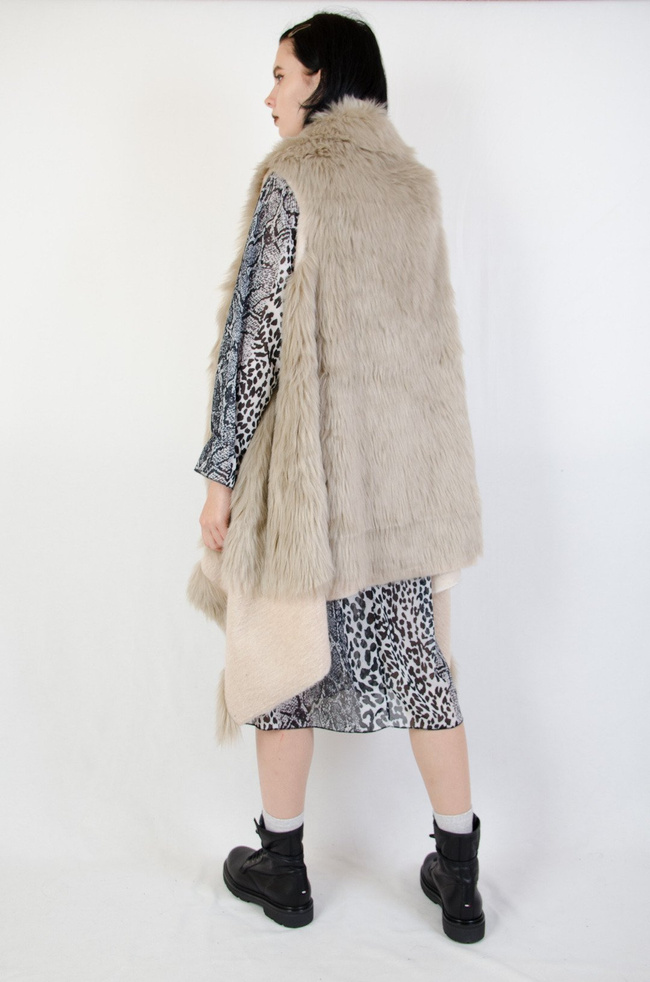  Futrzana beżowa kamizelka o asymetrycznym kroju