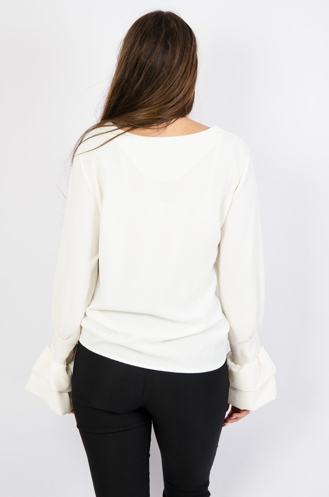 Biała bluzka z falbankami na rękawach