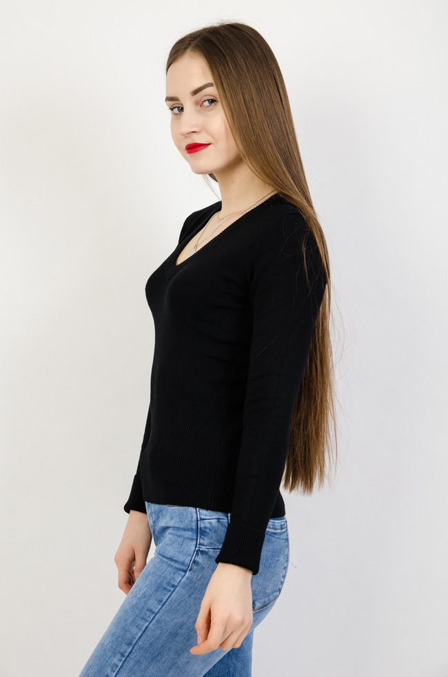 Czarny sweter z dekoltem w serek