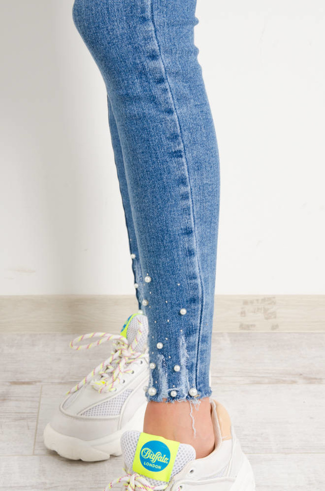 SPODNIE JEANSOWE Z PRZETARCIAMI I OZDOBNYMI PEREŁKAMI PRZY NOGAWCE- WYSOKI STAN