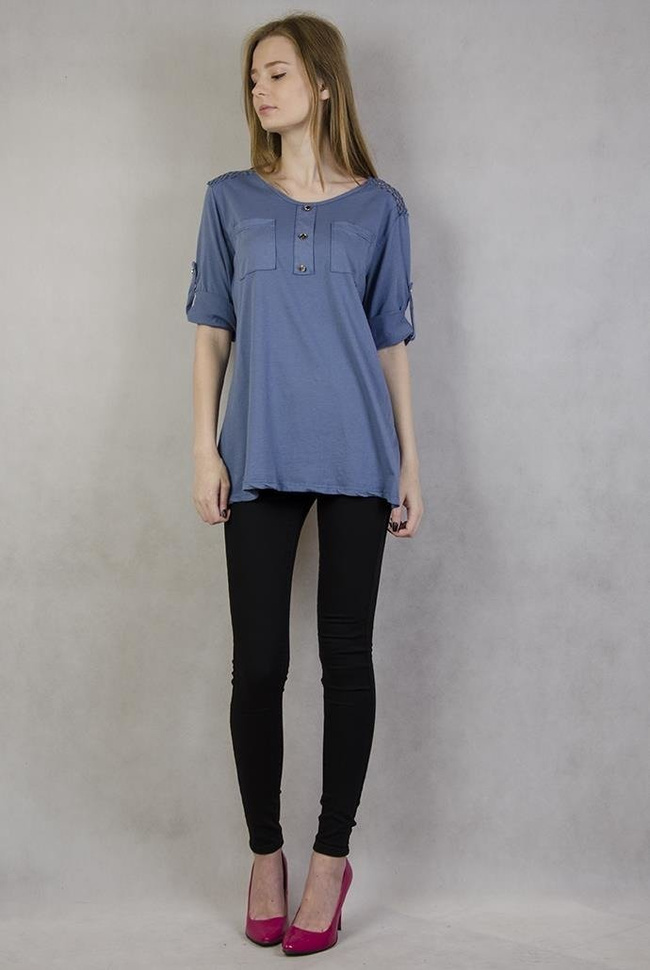 Niebieska bluzka z ażurową wstawką