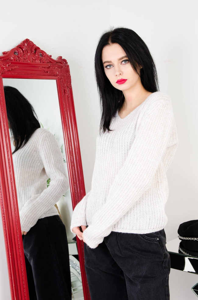 BEŻOWY SWETER Z DEKOLTEM W SZPIC