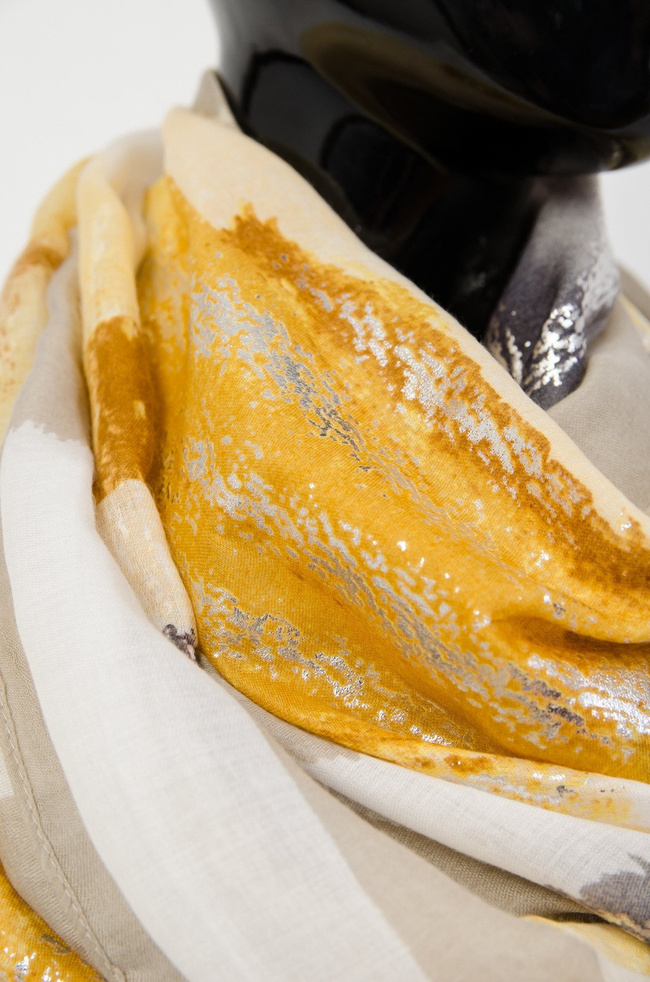 Żółty szal ze złotymi elementami 