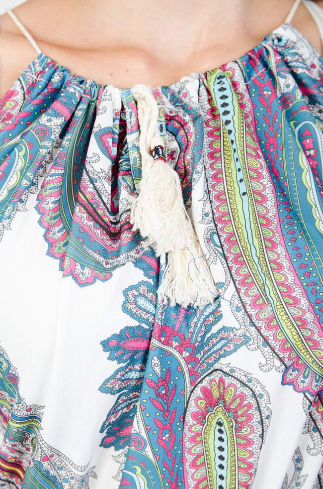 Biała wzorzysta sukienka wiązana w dekolcie 