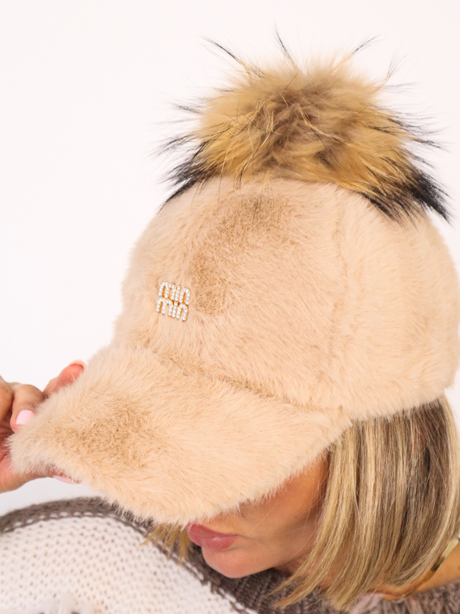 CZAPKA FUTRZANA Z NAPISEM MIN MIN I ODPINANYM POMPONEM- BRĄZOWA