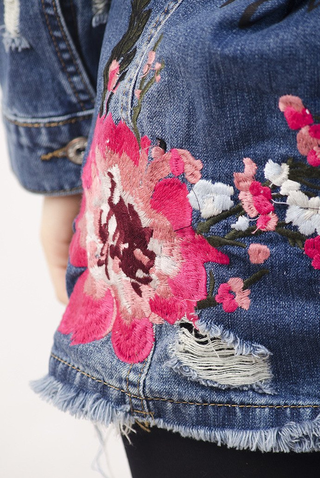 Kurtka jeansowa z motywem kwiatowym