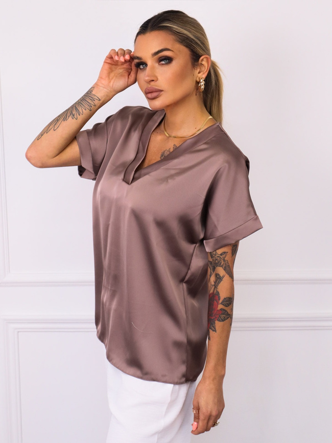 BLUZKA SATYNOWA Z DEKOLTEM W SEREK- BRĄZOWA