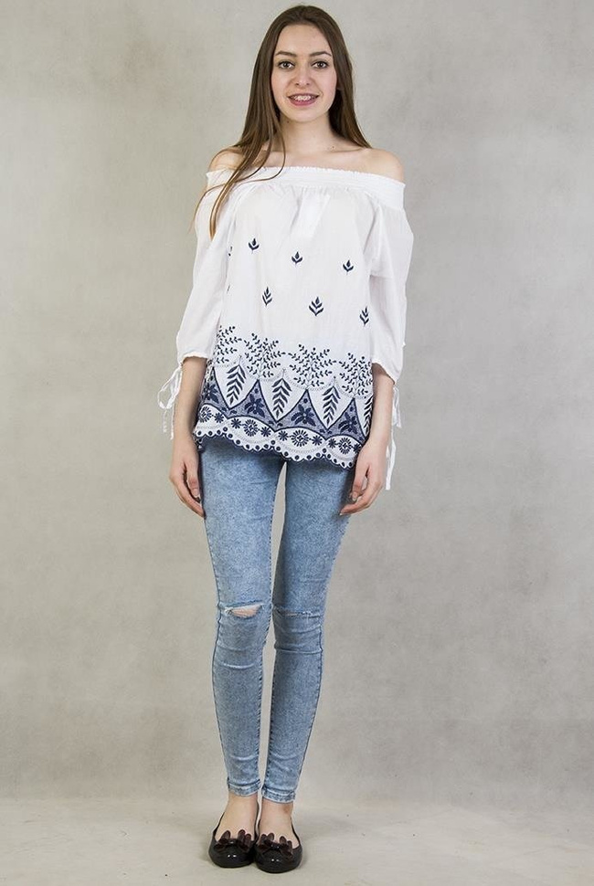 Biała bluzka z granatowym haftem