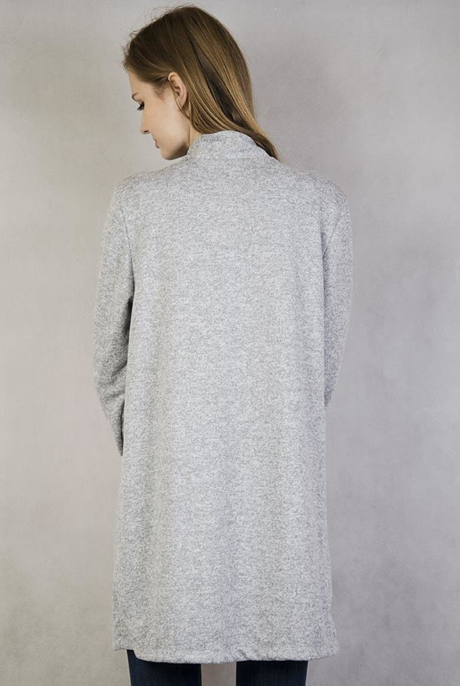 Jasnoszara narzuta z ozdobnymi, złotymi zamkami