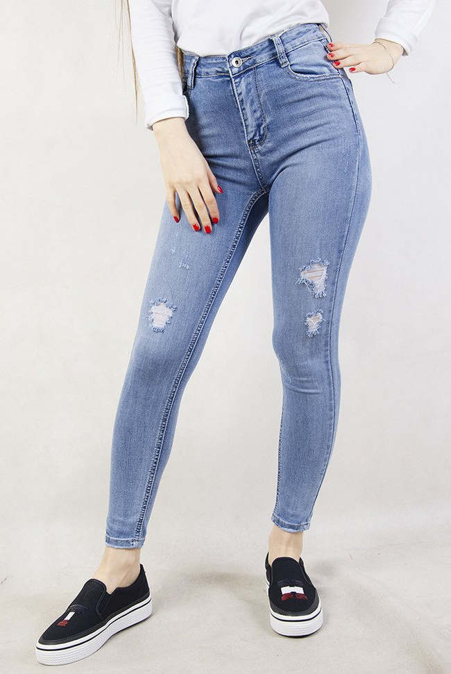 Jasne spodnie jeansowe z przetarciami