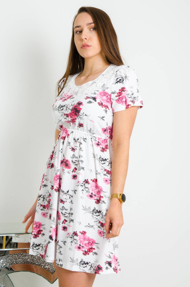 BIAŁO-CZERWONA SUKIENKA W KWIATY Z AŻUROWYM KOŁNIERZEM