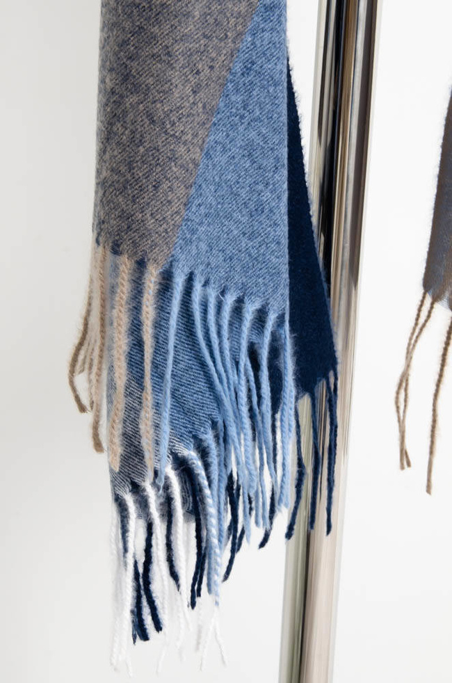 GRANATOWY SZAL W KRATĘ Z FRĘDZLAMI