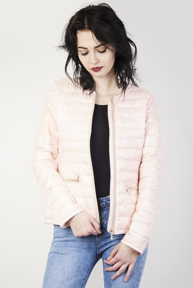 Jasnoróżowa kurtka pikowana z zamkami przy kieszeniach