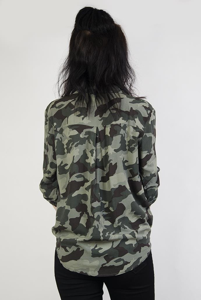 Koszula moro z wiązaniem na dole i ćwiekami przy kieszonkach