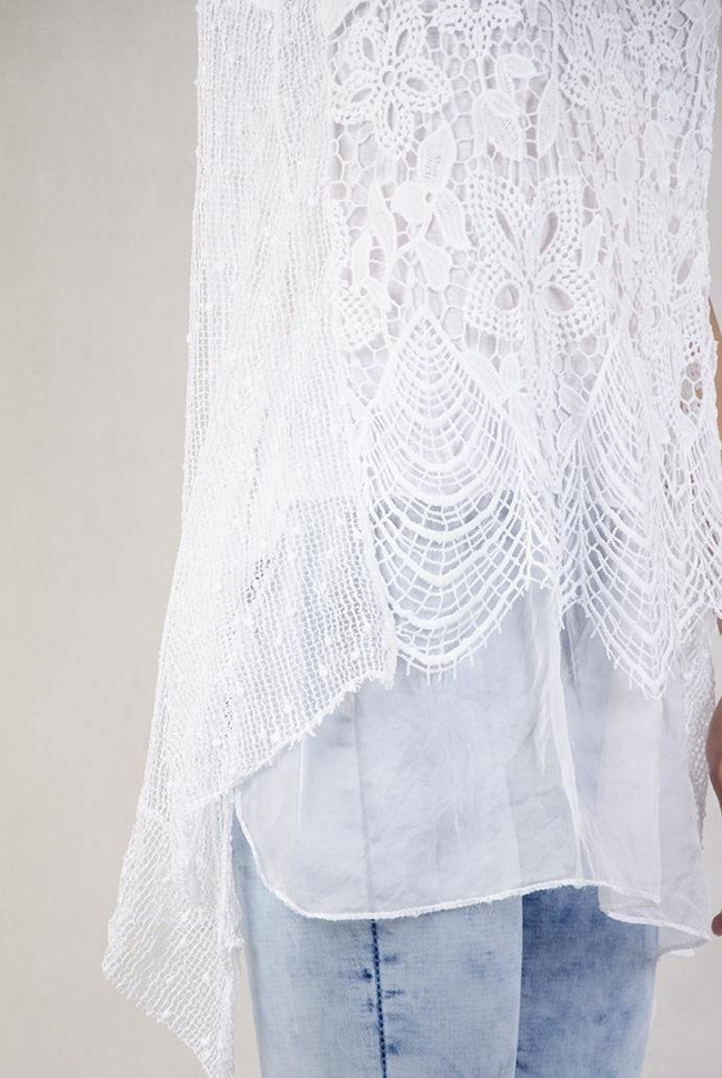 Ażurowa bluzka w kwiaty z cekinami na plecach