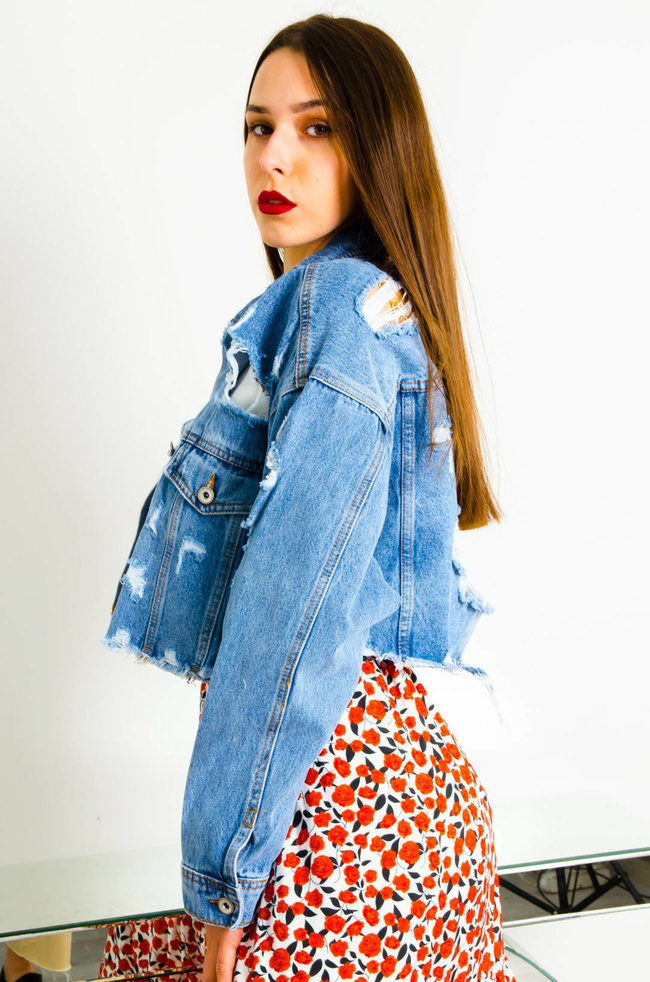 KRÓTKA DWUKOLOROWA KURTKA JEANSOWA Z SZARPANIAMI 