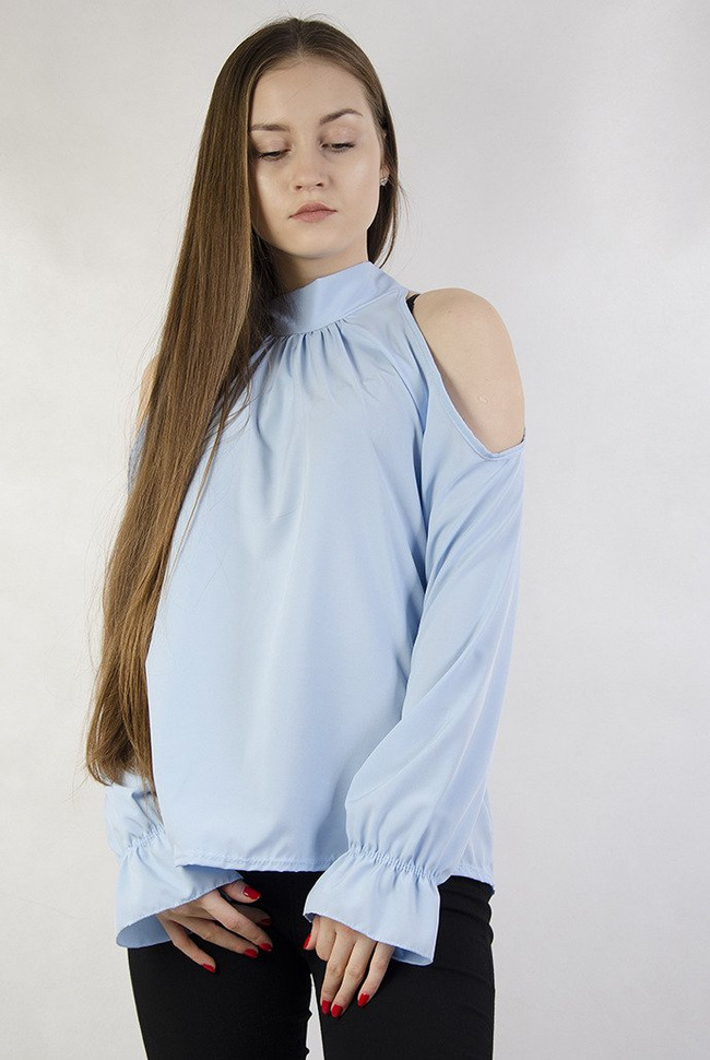 Niebieska bluzka na długi rękaw z odkrytymi ramionami