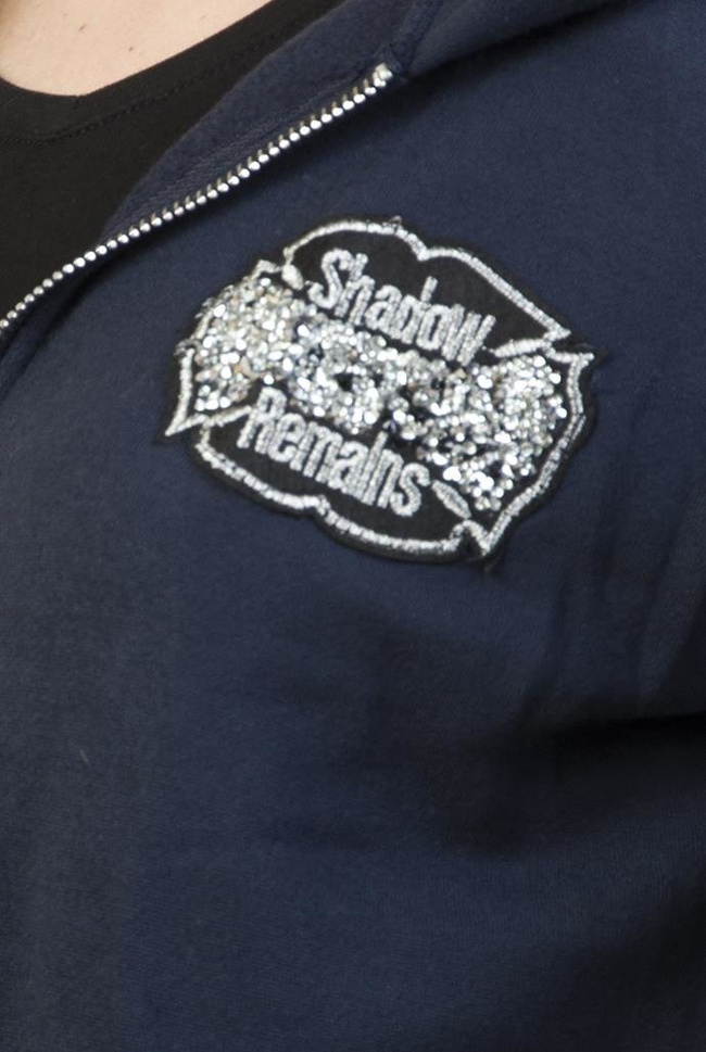 Granatowa bluza z kapturem zapinana na zamek z naszywkami