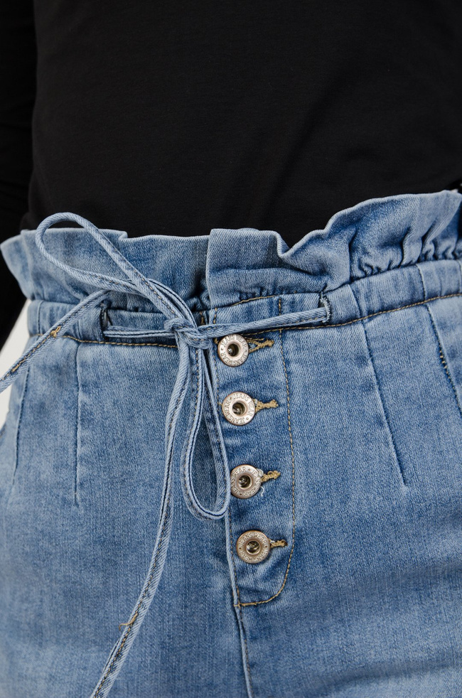 Jasne spodnie jeansowe haremki z falbaną w pasie