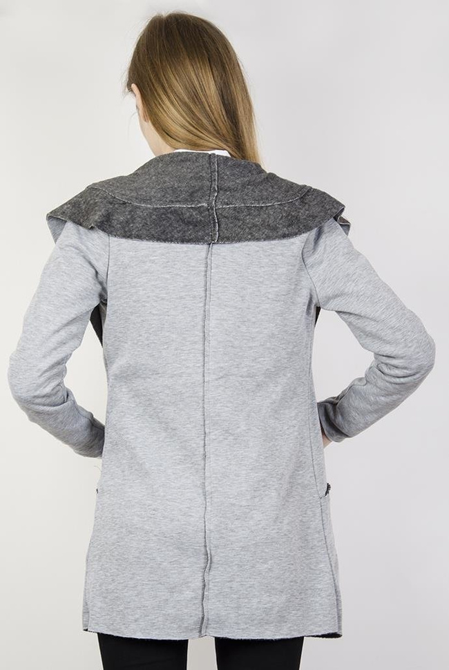 Jasnoszara narzuta z przyjemnym obszyciem wewnątrz