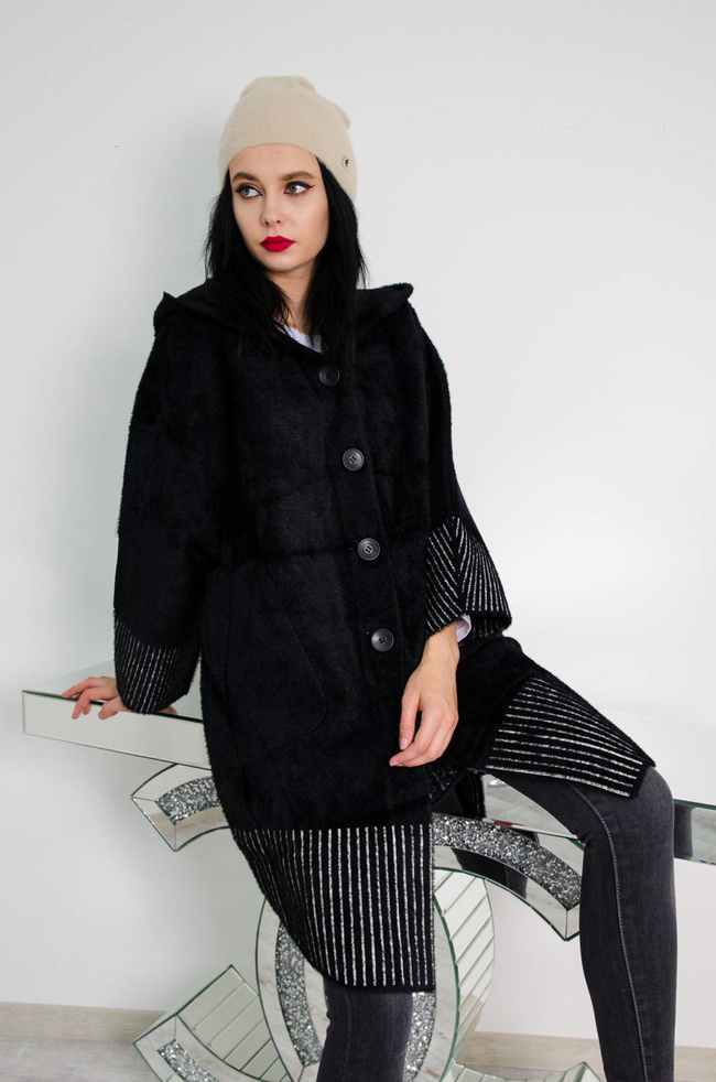 CZARNA NARZUTA APLAKA Z KAPTUREM