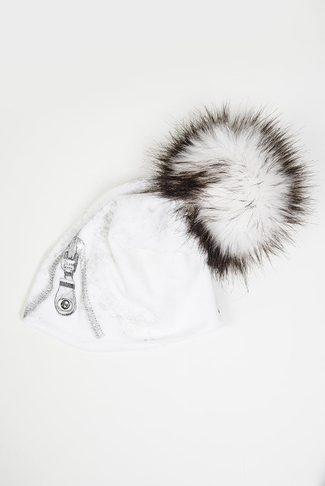 Biała czapka z pomponem i nadrukiem zamkiem