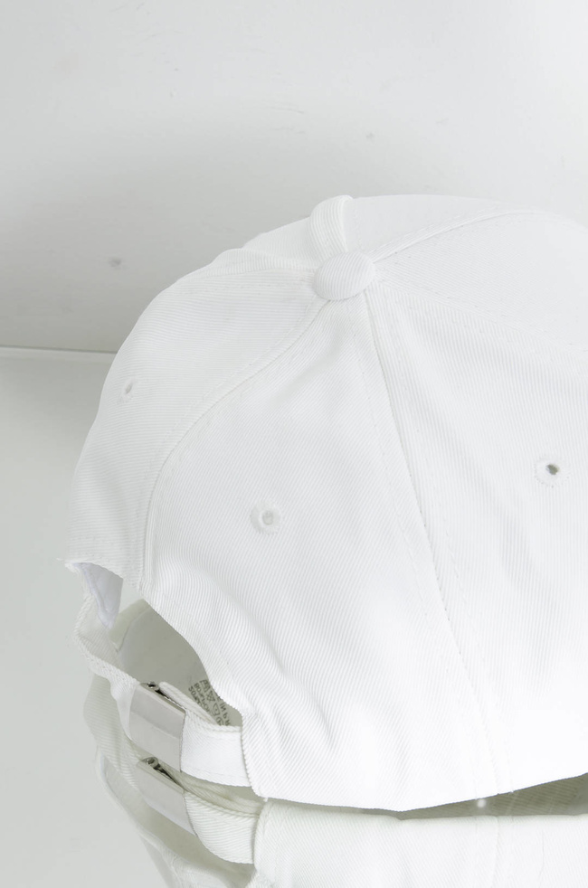 CZAPKA Z DASZKIEM Z OZDOBNYM ZNACZKIEM - BIAŁA 