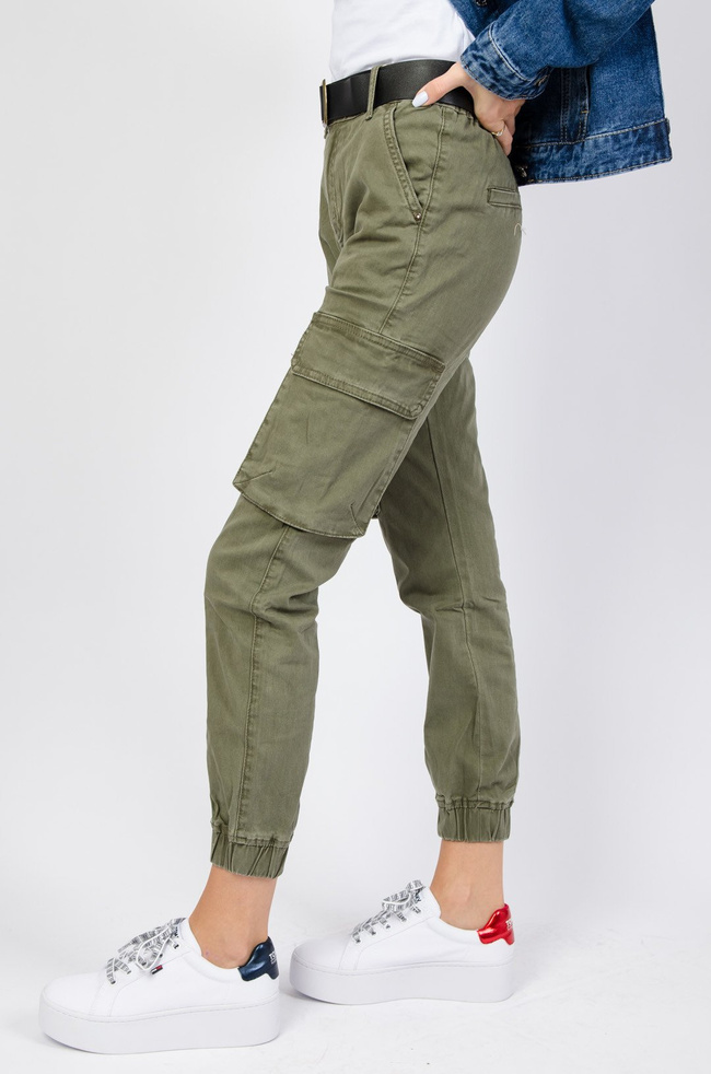 Zielone bojówki z wysokim stanem