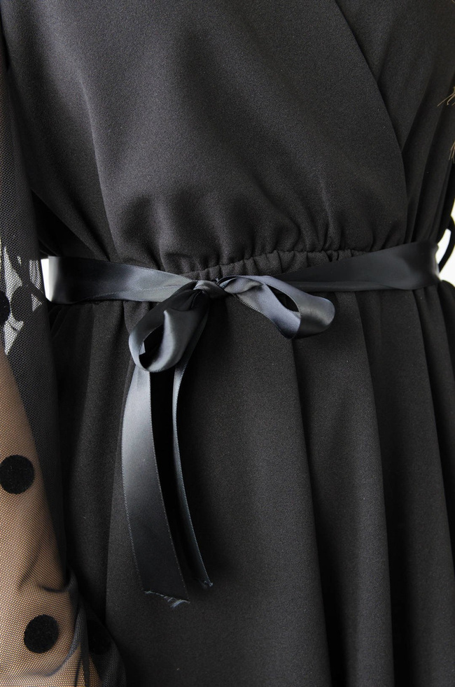 CZARNA SUKIENKA Z KOPERTOWYM DEKOLTEM,WIĄZANA W PASIE WSTĄŻKĄ