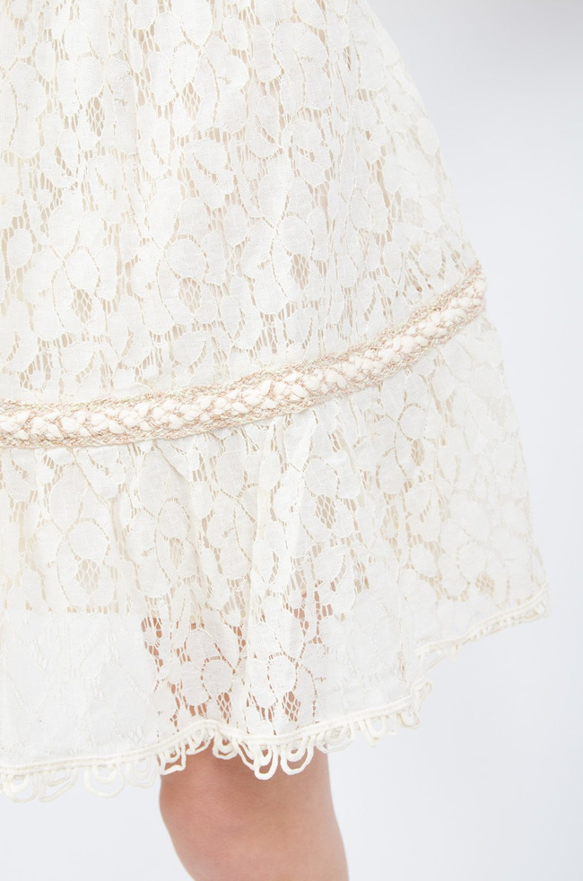 Beżowa koronkowa sukienka ze złotymi wstawkami