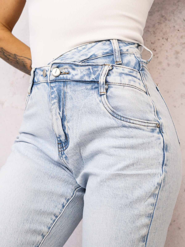 SPODNIE JEANSOWE MOM FIT Z ASYMETRYCZNYM PASEM- JASNY JEANS