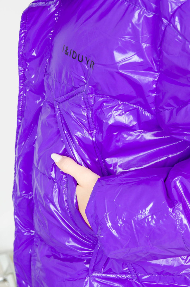 FIOLETOWA WINYLOWA KURTKA Z KAPTUREM OVERSIZE 