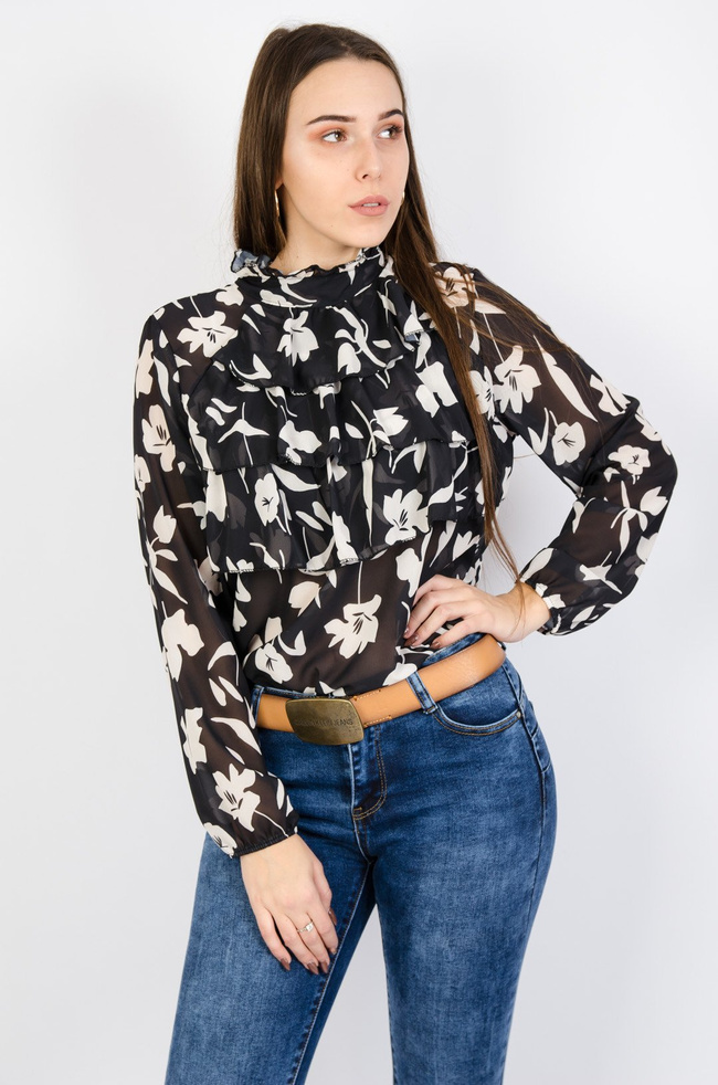 Czarna bluzka w białe kwiaty z falbanami na przodzie