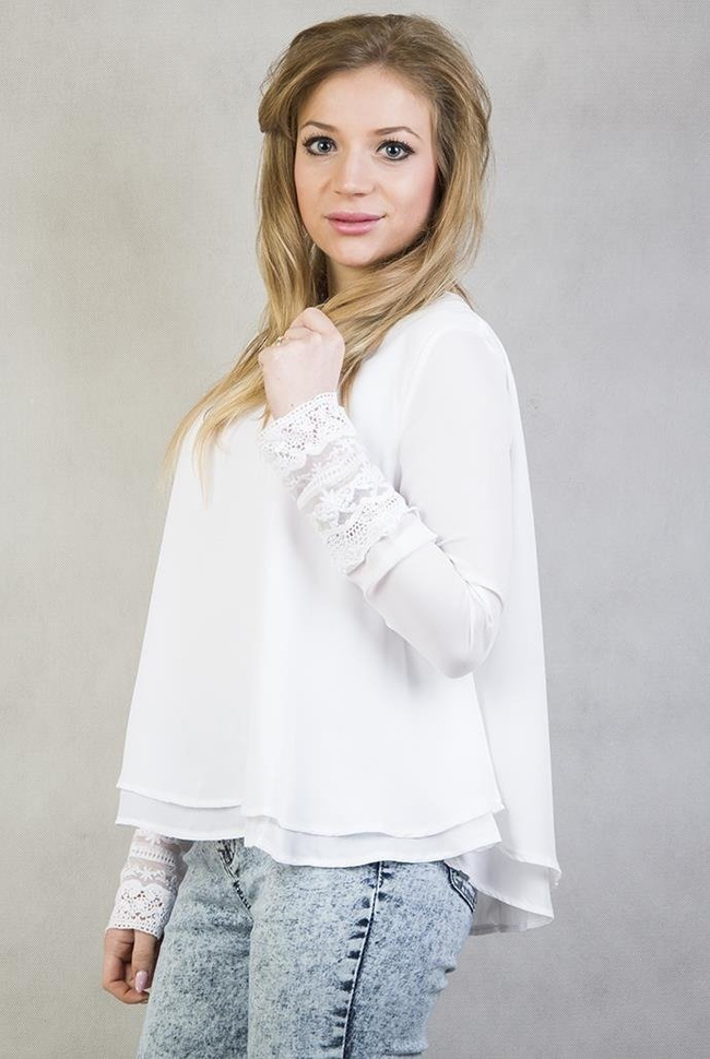 Biała bluzka z koronkowymi mankietami
