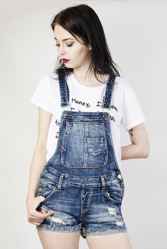 Jeansowe szorty ogrodniczki z szarpaniami na dole