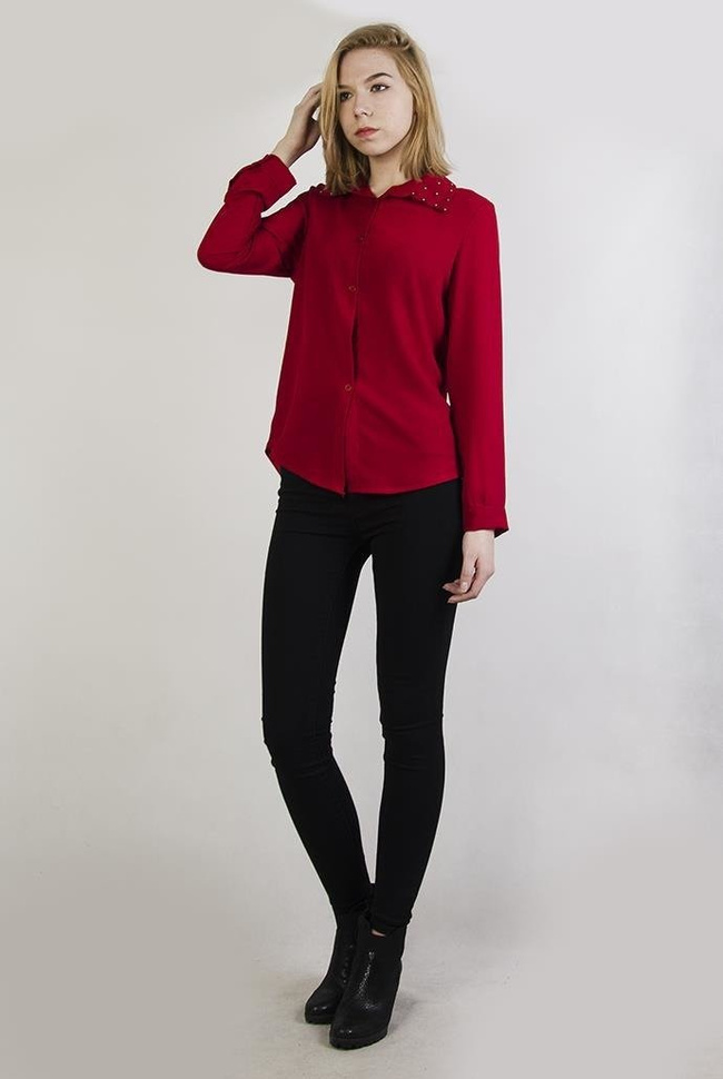 Asymetryczna czerwona koszula z ćwiekami przy kołnierzu
