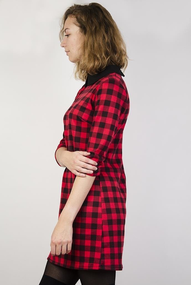 Sukienka w kratę z czarnym kołnierzykiem