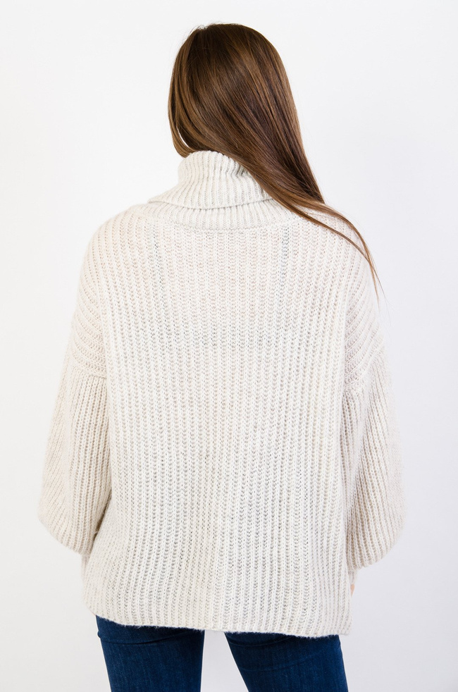 Beżowy golf z bufiastymi rękawami  