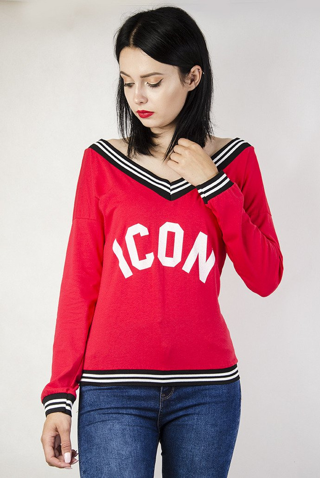 Czerwona bluzka z wyciętym dekoltem