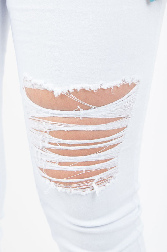 SPODNIE Z PRZETARCIAMI W KOLORZE BIAŁYM 