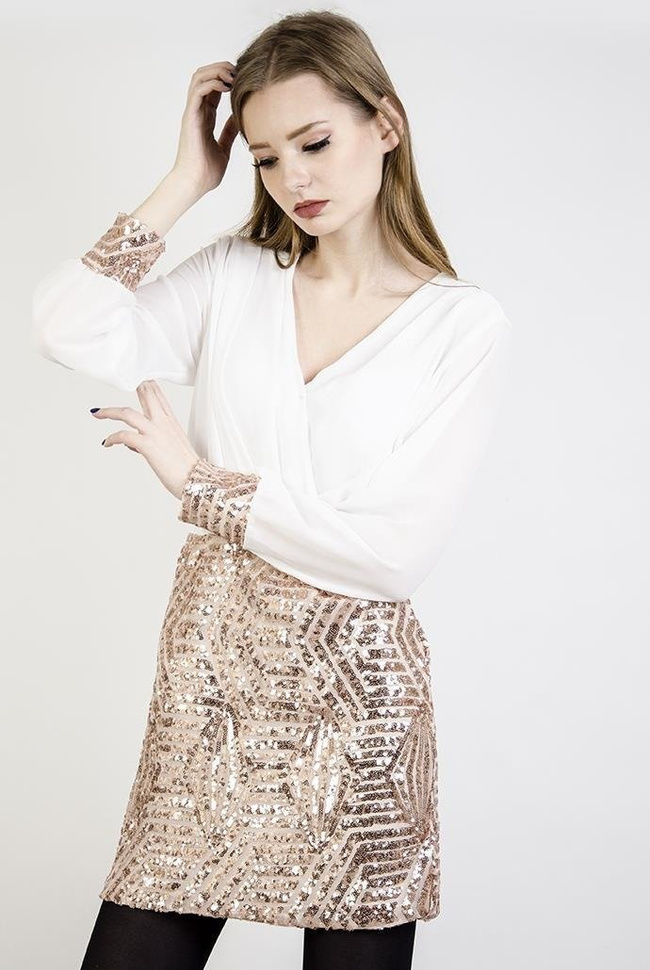 Biała sukienka z cekinowym, złotym dołem
