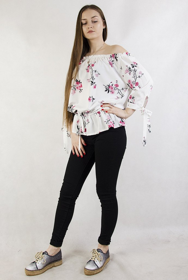 Biała bluzka w kwiaty z hiszpańskim dekoltem